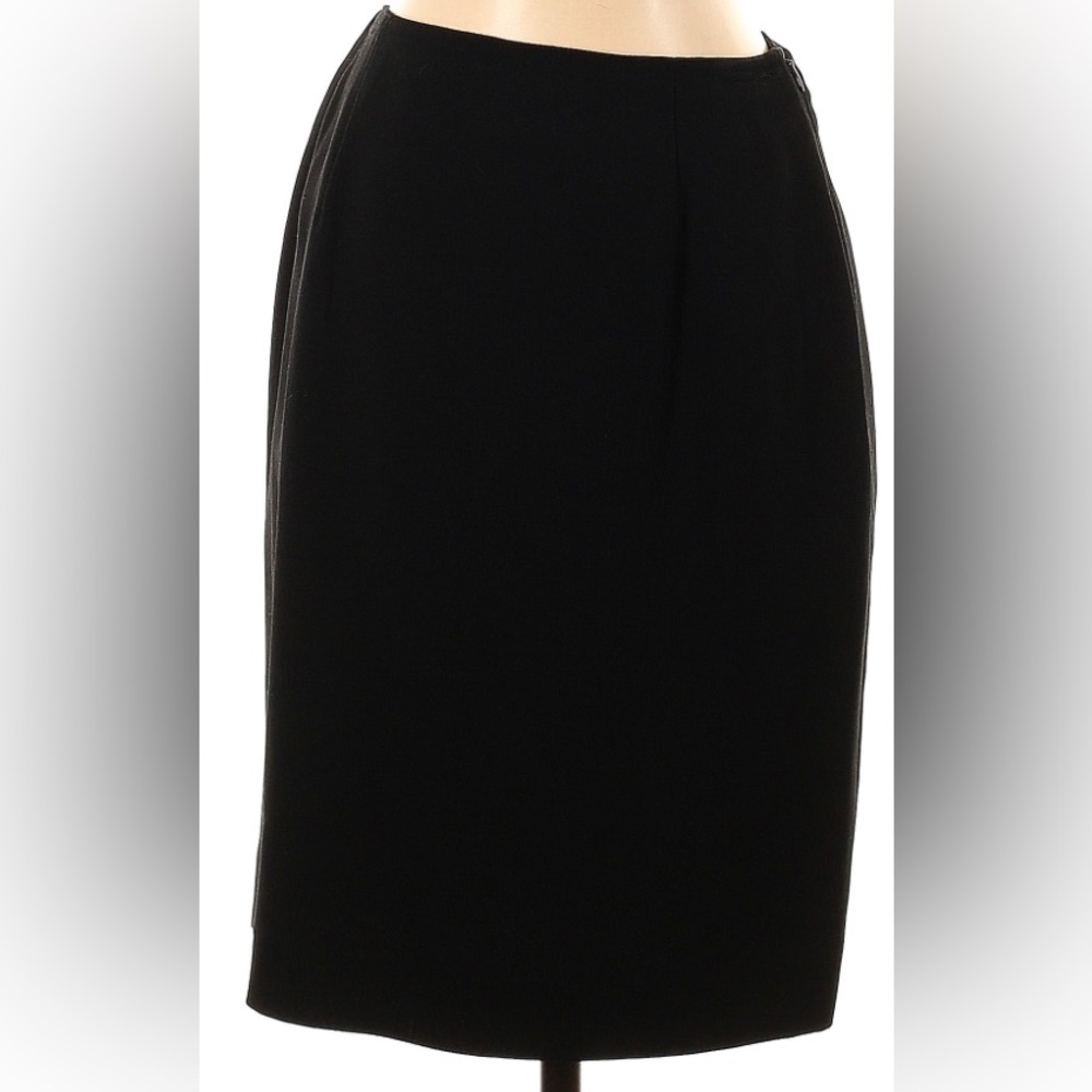 NWT-
Jones New York Platinum
Beautiful Classic Black Career Skirt -14W